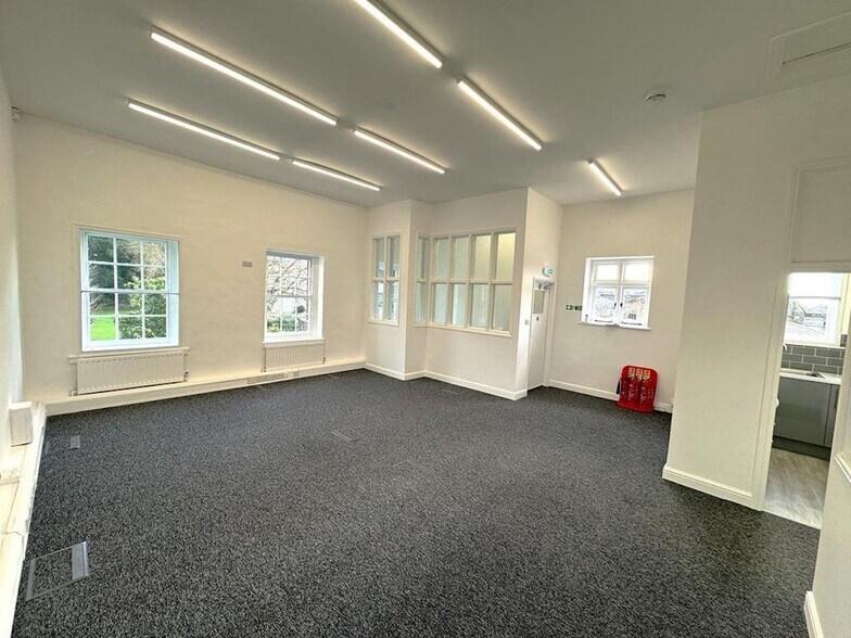 London Rd, Brentford to rent - Building Photo - Image 3 of 20