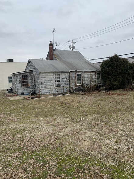 235 Westbury Ave, Carle Place, NY for sale - Building Photo - Image 2 of 4