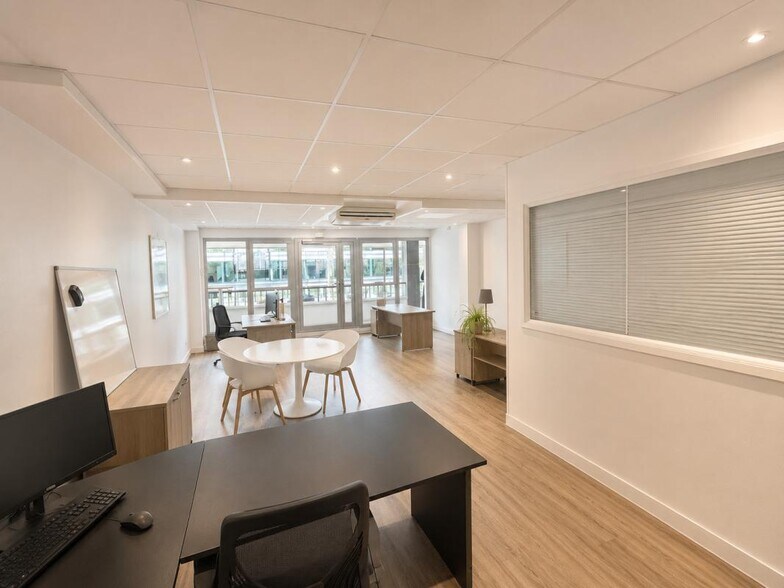 Boulevard Vital Bouhot, Neuilly-sur-Seine to rent - Interior Photo - Image 2 of 5