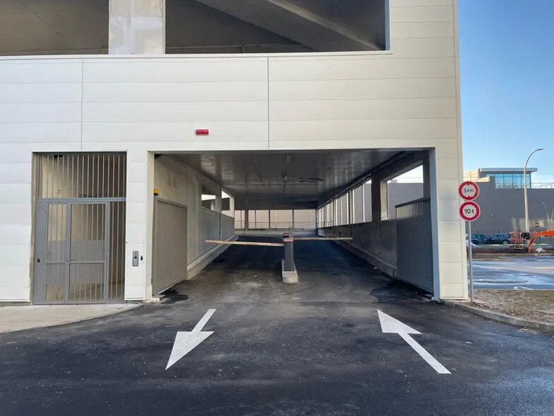 Light Industrial in Nanterre to rent - Building Photo - Image 2 of 12