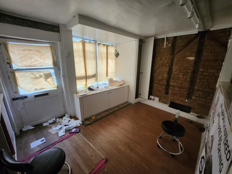 48 Windsor St, Uxbridge to rent - Interior Photo - Image 2 of 6