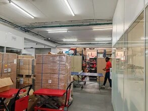 Light Industrial in Paris to rent Interior Photo- Image 1 of 4