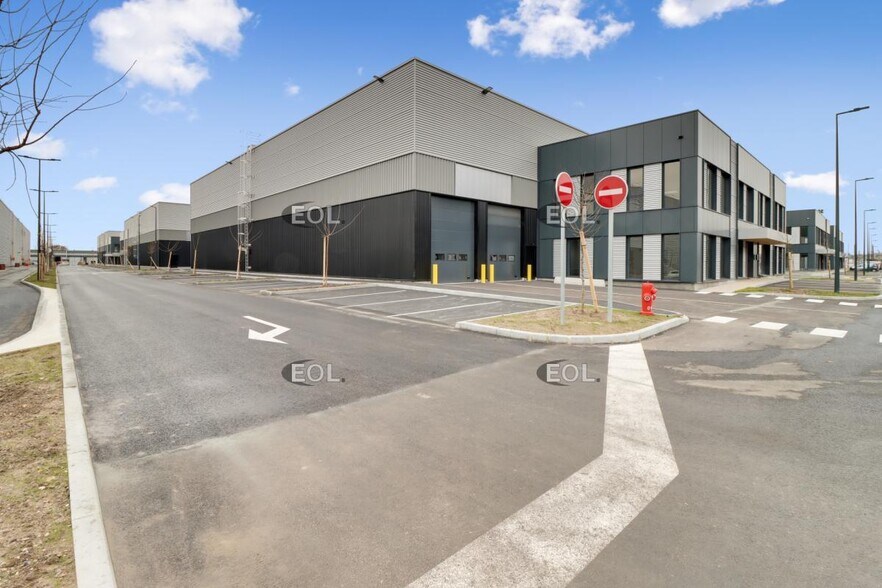 Light Industrial in Le Bourget to rent - Building Photo - Image 3 of 16