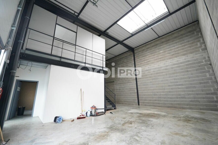 662 Rue Des Jonchères, Genay to rent - Interior Photo - Image 2 of 9