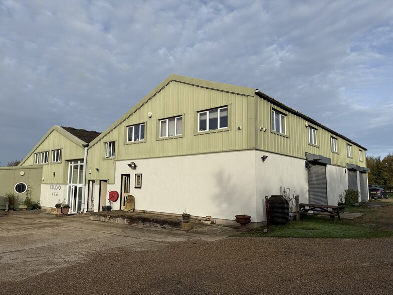 Mill Ln, Pulborough to rent - Building Photo - Image 2 of 12