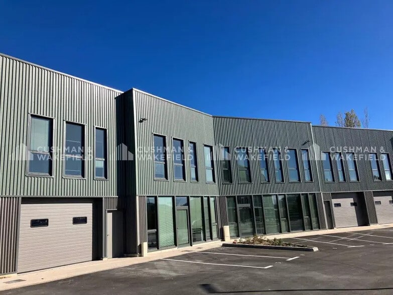 Light Industrial in Aubagne to rent - Building Photo - Image 1 of 15