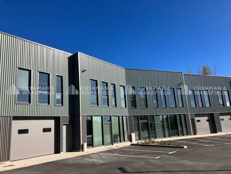Light Industrial in Aubagne to rent Building Photo- Image 1 of 16
