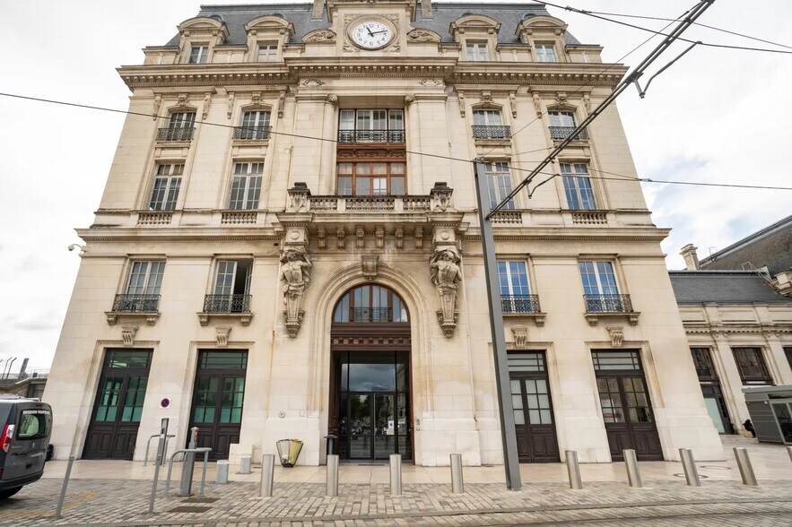 Office in Bordeaux to rent - Building Photo - Image 2 of 10