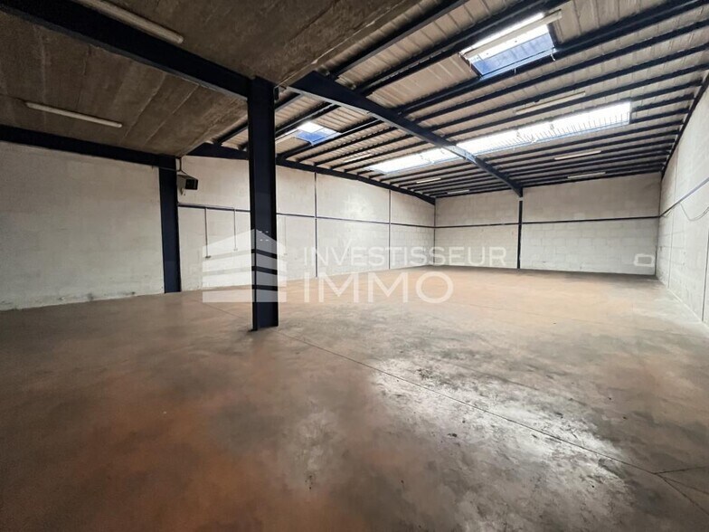 Light Industrial in Villepinte to rent - Interior Photo - Image 2 of 7