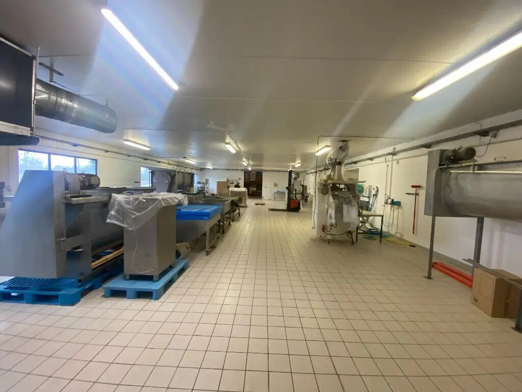 Location Local d'activités 390 m² - Photo 1