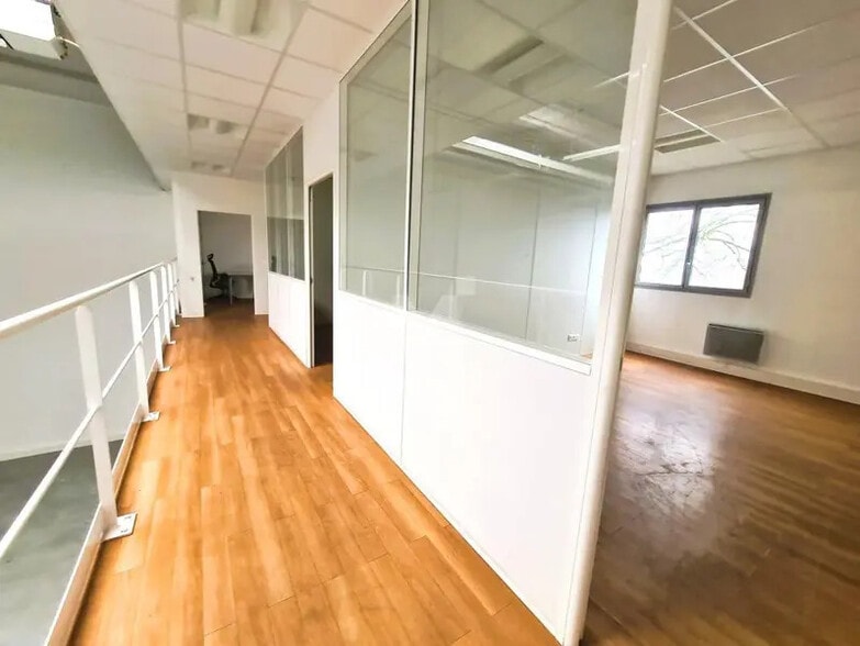 Light Industrial in Palaiseau to rent - Interior Photo - Image 3 of 8