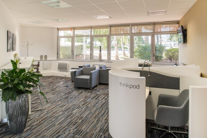 1 Rue Du Commandant Mouchotte, Paray-Vieille-Poste to rent - Interior Photo - Image 2 of 20