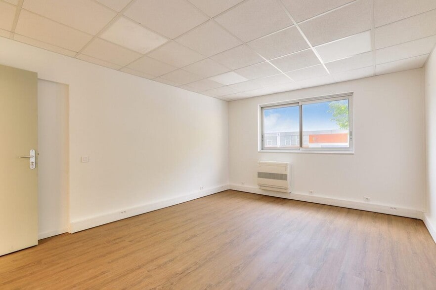 14-16 Rue Du Compas, SAINT-OUEN-L'AUMONE to rent - Building Photo - Image 3 of 9