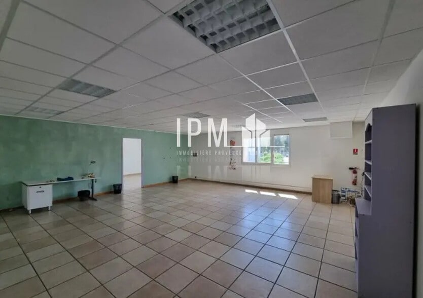 Light Industrial in La Ciotat to rent - Building Photo - Image 3 of 8
