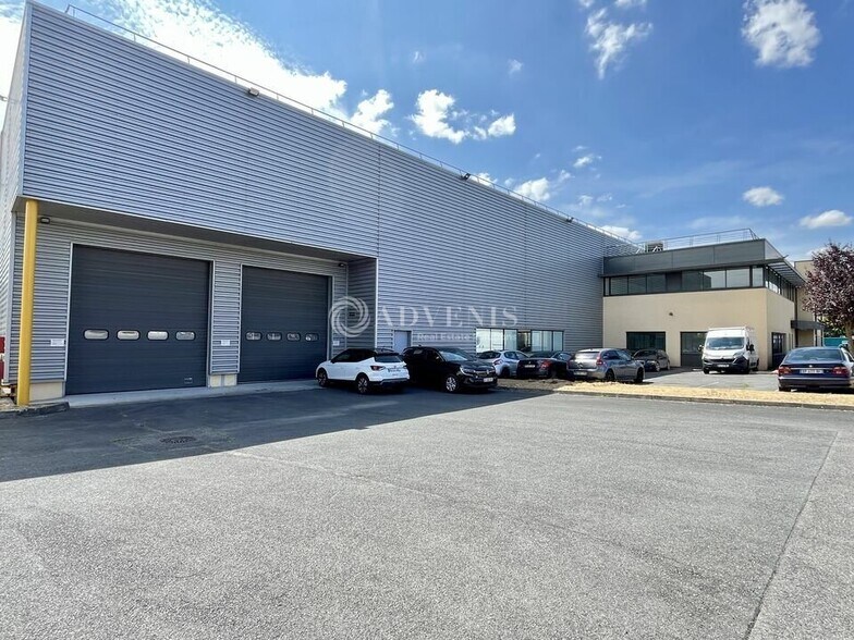 Light Industrial in Le Mesnil Amelot to rent - Building Photo - Image 1 of 12