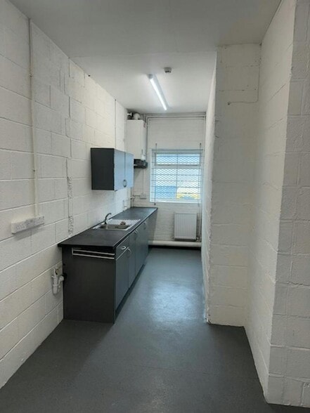 659 Eccles New Rd, Salford to rent - Building Photo - Image 3 of 5