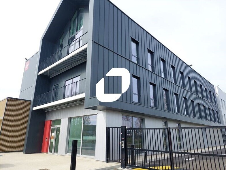 Office in Plaisir to rent - Building Photo - Image 3 of 15
