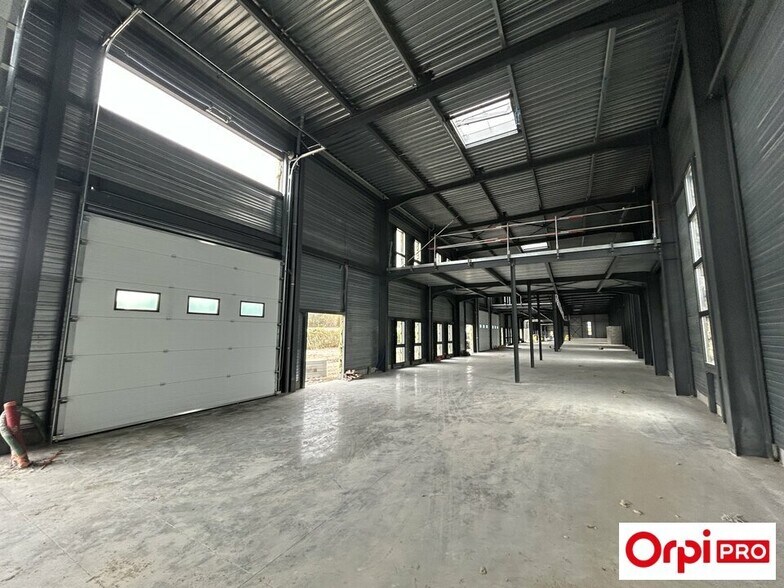 Light Industrial in Bourgoin-Jallieu to rent - Building Photo - Image 3 of 5