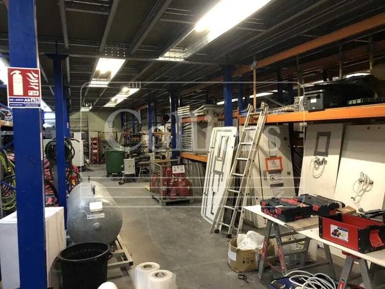 Light Industrial in Aubagne to rent - Interior Photo - Image 2 of 4