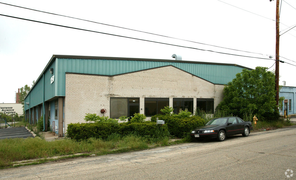 1250 Lincoln Ave, Waukesha, WI for rent - Building Photo - Image 1 of 7