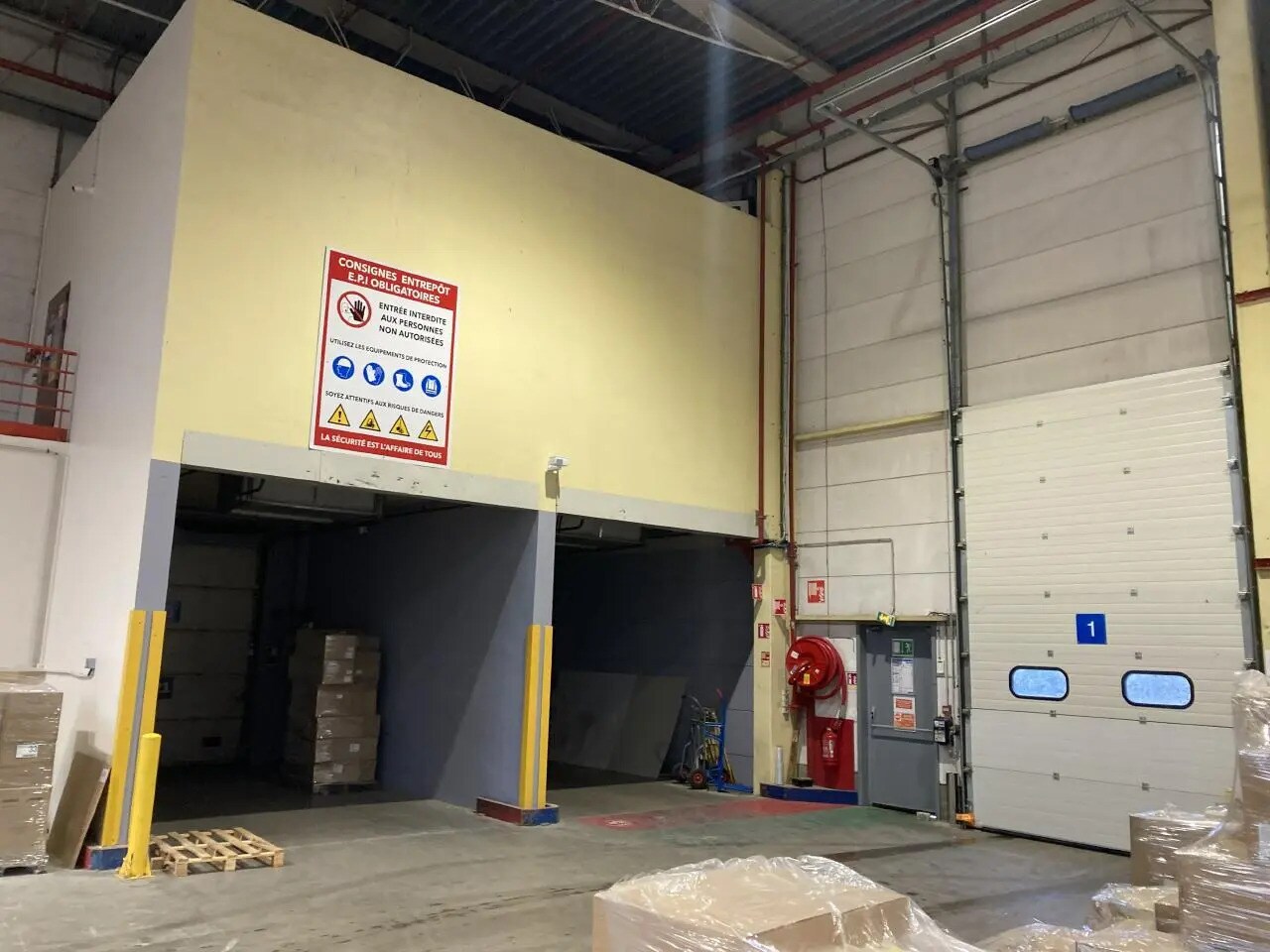 Industrial in Marly-la-Ville to rent Interior Photo- Image 1 of 5