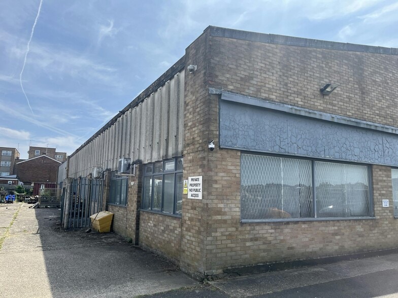 Buckingham Rd, Aylesbury to rent - Building Photo - Image 3 of 6