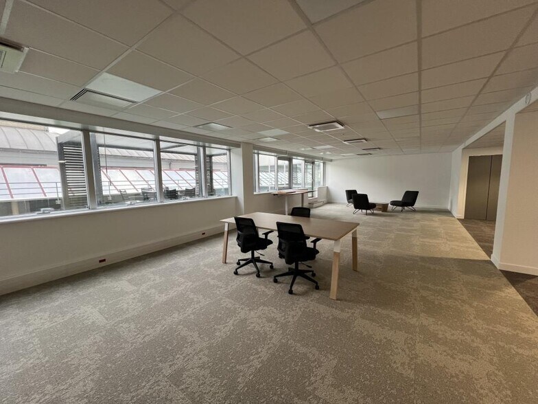 39 Rue Du Gouverneur Général Eboué, Issy-les-Moulineaux to rent - Building Photo - Image 3 of 13