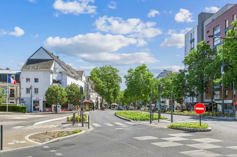 Office in Colombes to rent - Building Photo - Image 3 of 28