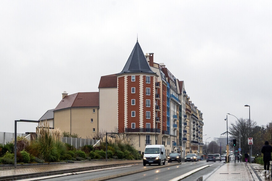 81 Avenue Descartes, Le Blanc-Mesnil to rent - Primary Photo - Image 1 of 6