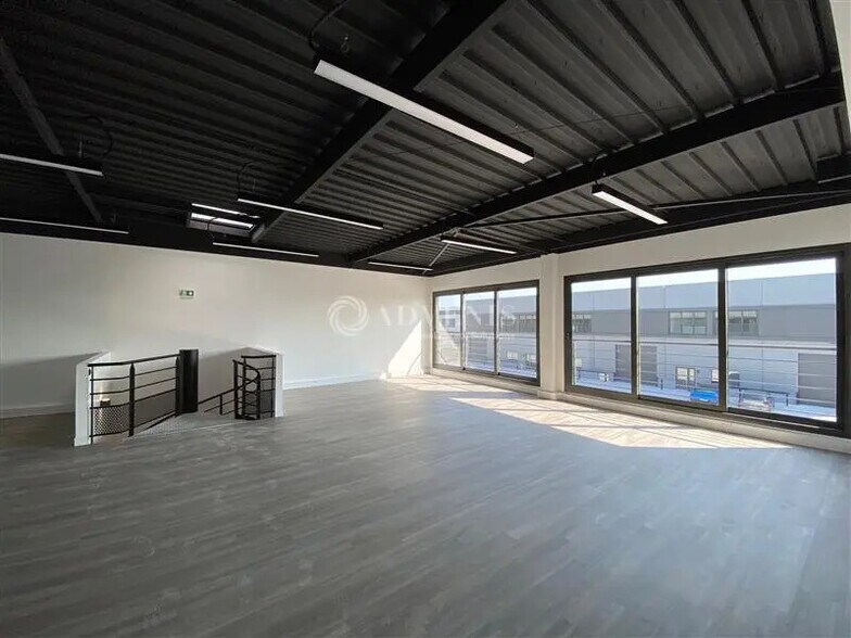 Light Industrial in Les Pavillons-sous-Bois to rent - Interior Photo - Image 3 of 6