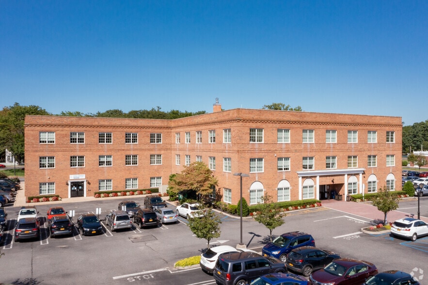 222 Middle Country Rd, Smithtown, NY to rent - Building Photo - Image 3 of 6