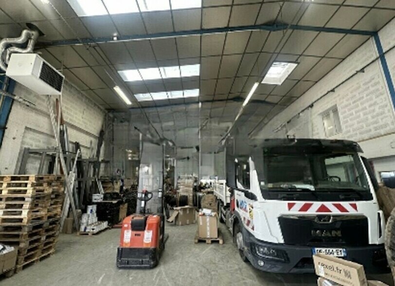 Light Industrial in Chassieu to rent - Interior Photo - Image 2 of 5