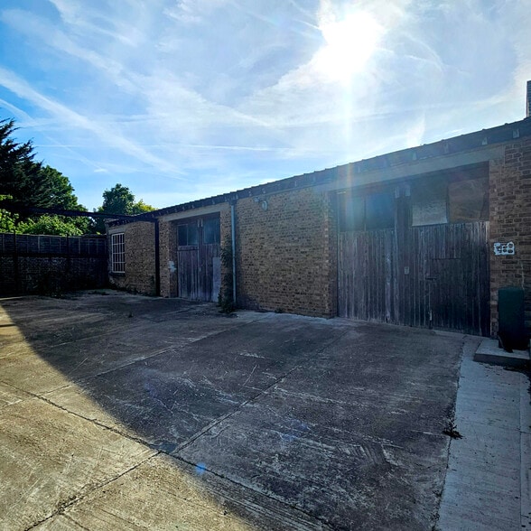 42-44 Napier Rd, Gillingham for sale - Building Photo - Image 1 of 2