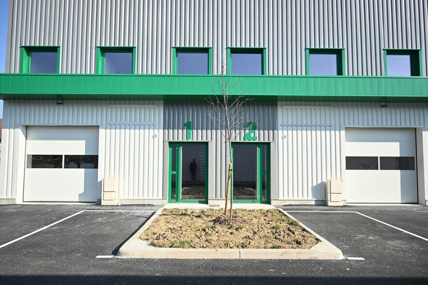 12 Rue Léopha, Mions to rent - Building Photo - Image 2 of 7