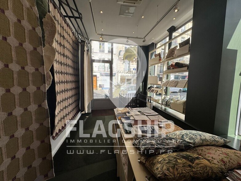 Retail in Paris to rent - Building Photo - Image 2 of 9