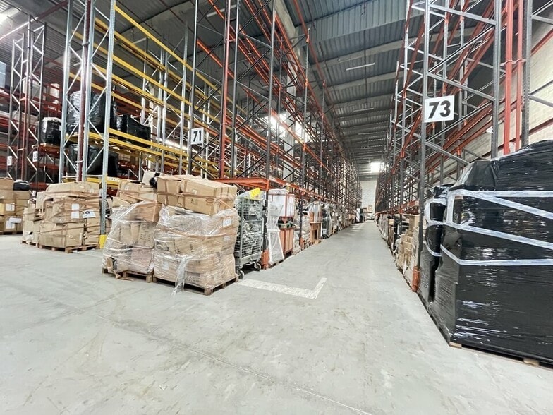 Industrial in Croissy-Beaubourg to rent - Building Photo - Image 2 of 9