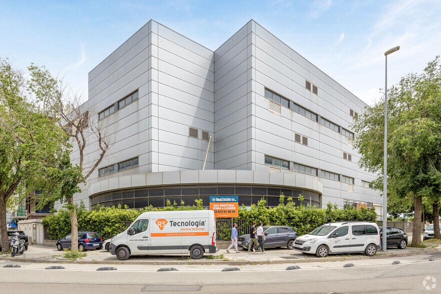 Carrer del Primer de Maig, 50-52, L'Hospitalet de Llobregat, Barcelona to rent - Primary Photo - Image 1 of 39