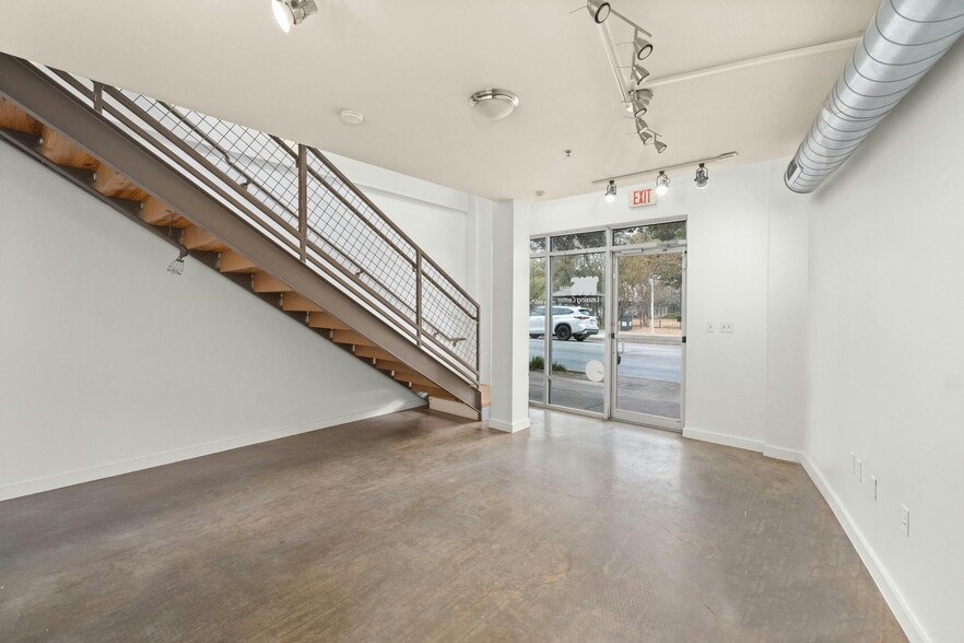 1601 E Cesar Chavez St, Austin, TX for rent - Interior Photo - Image 1 of 12