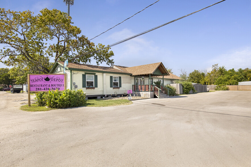 112 Denny St, Highlands, TX for sale - Primary Photo - Image 1 of 22