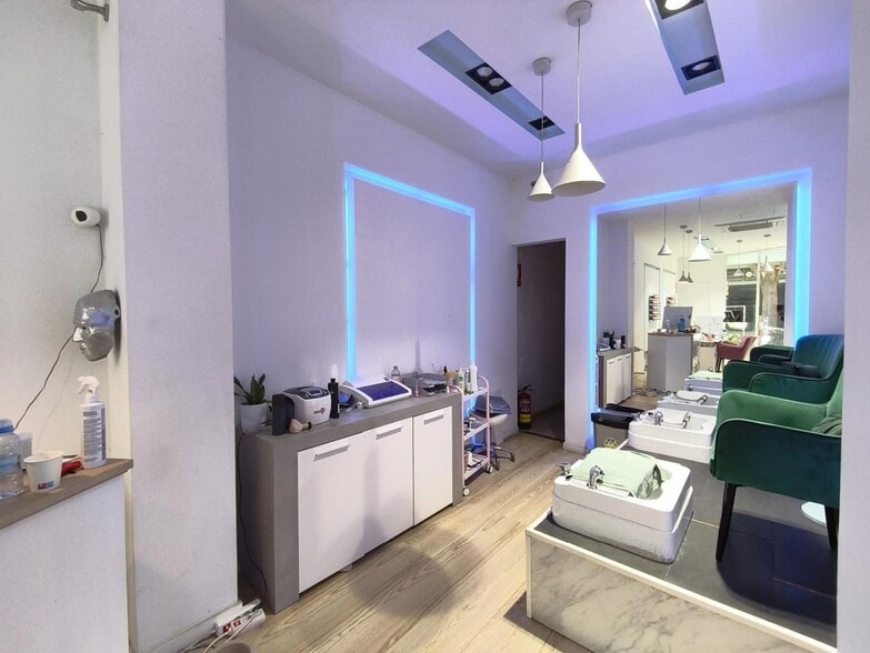 Retail in Barcelona, Barcelona to rent - Building Photo - Image 2 of 2