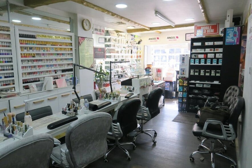 Uxbridge Rd, Pinner to rent - Building Photo - Image 2 of 3