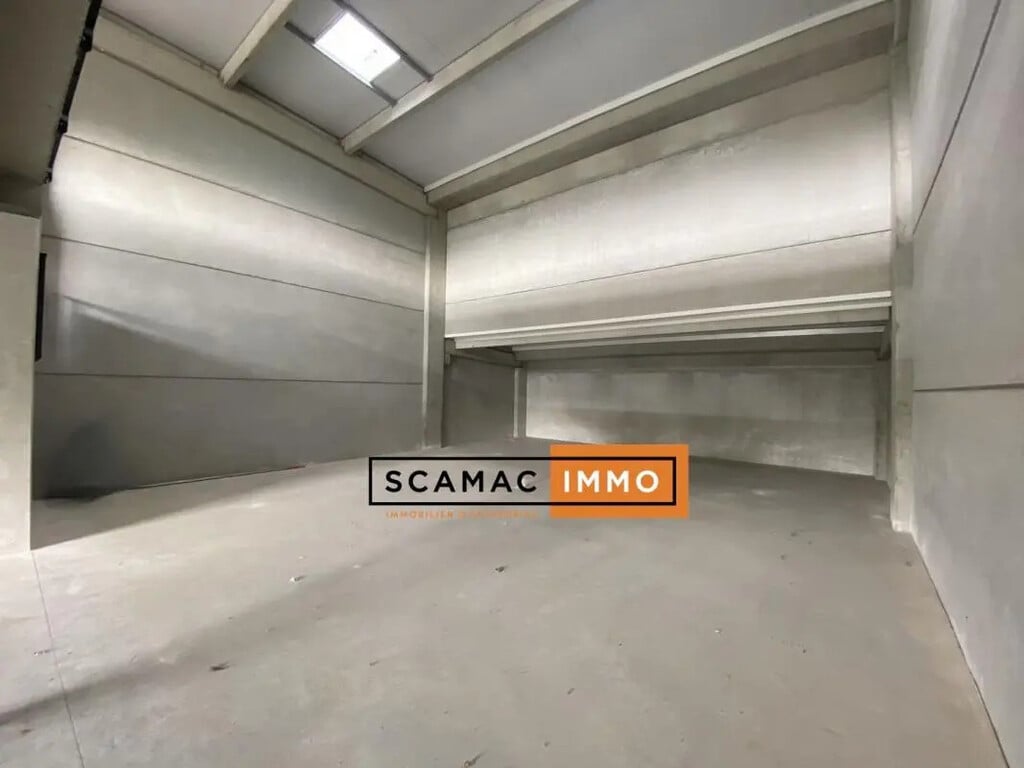 Location Entrepôt 300 m² - Photo 1
