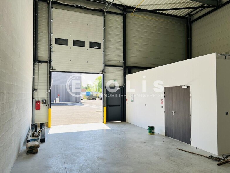 Light Industrial in Savigny-le-Temple to rent - Interior Photo - Image 3 of 7