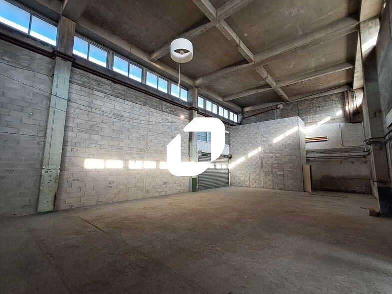 Light Industrial in Nanterre to rent - Interior Photo - Image 3 of 3