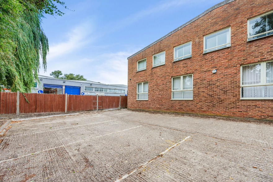 2 Eskdale Rd, Uxbridge for sale - Primary Photo - Image 1 of 1