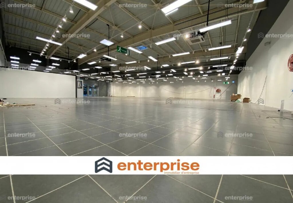 Location Commerce 890 m² - Photo 1