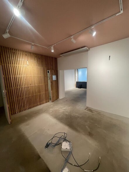 Retail in Paris for sale - Interior Photo - Image 1 of 4