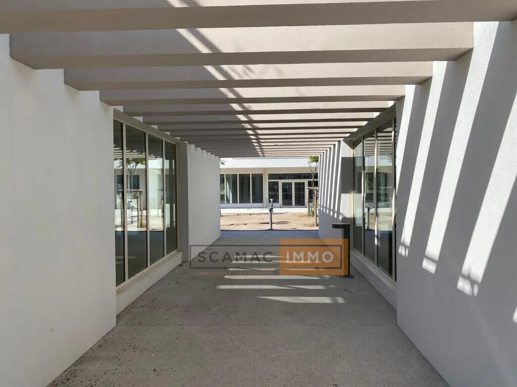 Location Commerce 135 m² - Photo 1