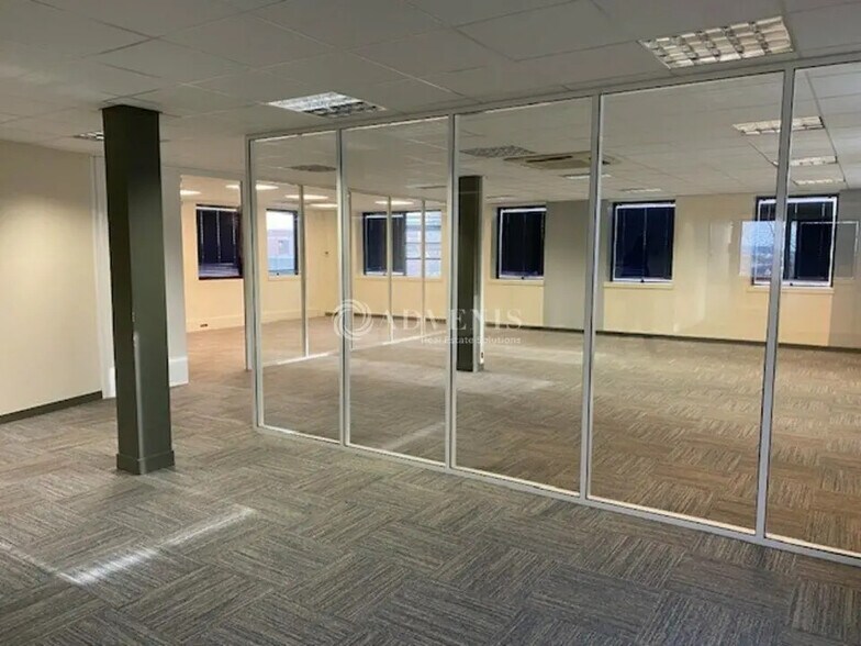 Office in Saint-Germain-en-Laye to rent - Interior Photo - Image 3 of 13