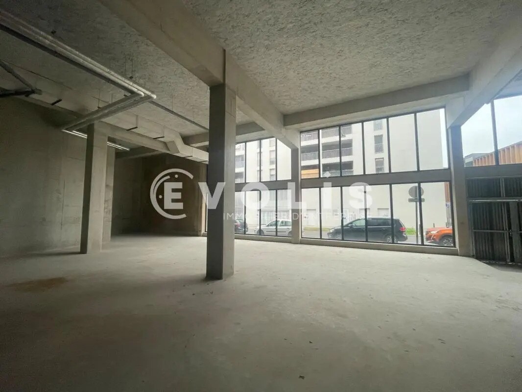 Light Industrial in Bordeaux for sale Interior Photo- Image 1 of 11